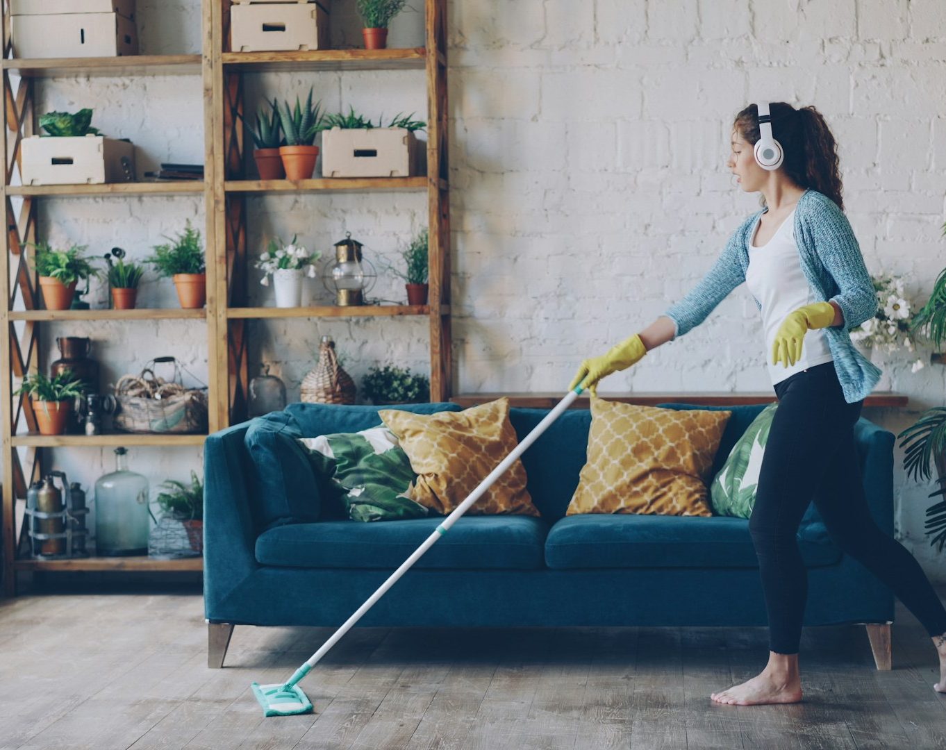 Short-et turnover cleaning Lady cleaning Airbnb